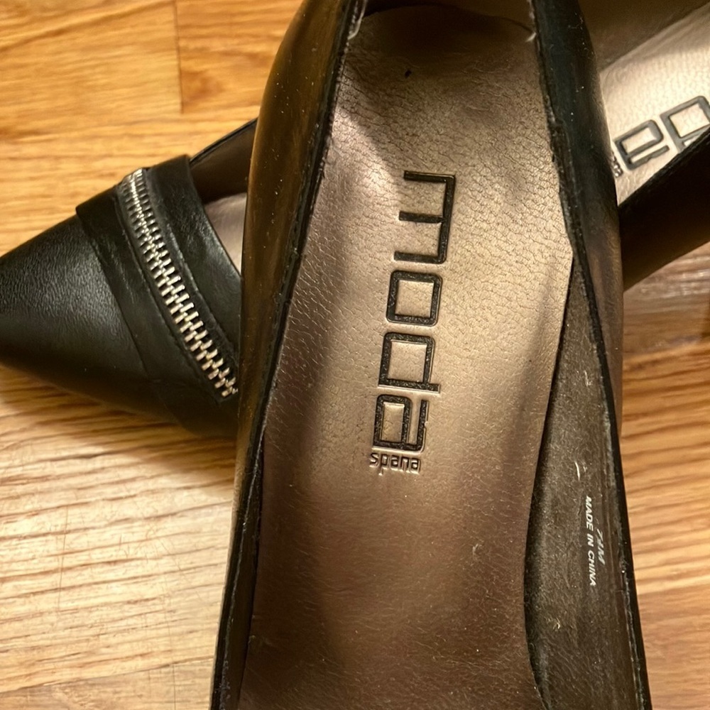 Moda Black Heels with Sleek Pointed Toe SZ 7.5 Zipper detail - Picture 2 of 7
